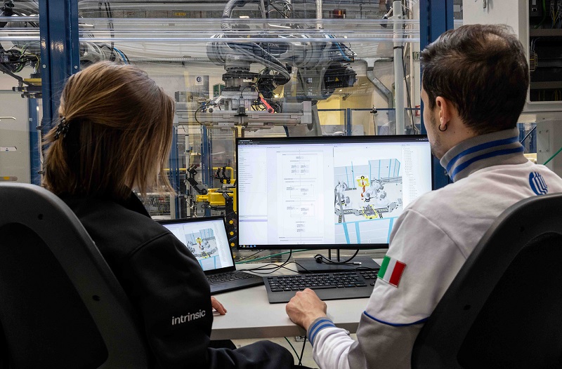 Comau diventa il primo partner industriale e di innovazione di Intrinsic.