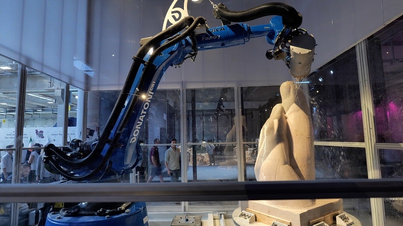 Quando la tecnologia abbraccia l'arte: il robot industriale e la scultura in marmo