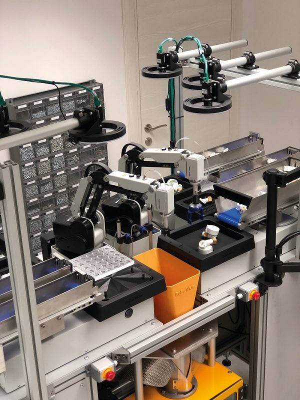 Flexi Feeder con 4 telecamere per asservimento a una confezionatrice automatica.