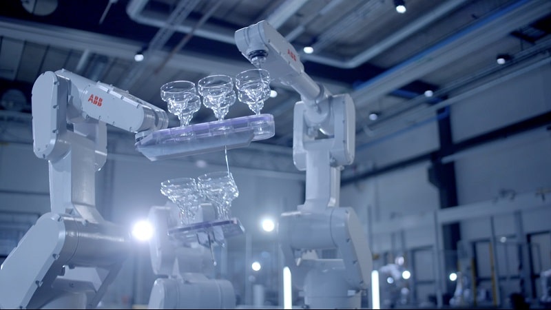 Con oltre 1.000 funzioni hardware e software, gli utilizzatori di OmniCore possono progettare, gestire, mantenere e ottimizzare facilmente le operazioni. omnicore Un’automazione più precisa e veloce grazie a OmniCore di ABB 1 abb Copia min