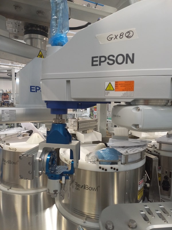 Gli SCARA serie GX8 orientano i tappi in plastica alimentati dai FlexiBowl nella linea di Tecnoideal.