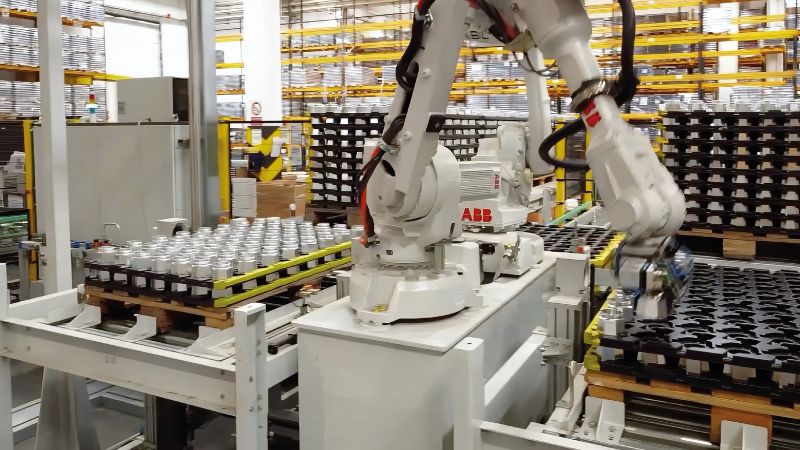 La risposta alle richieste di Bialetti per l'assemblaggio della moka presupponeva un uso massivo di robot, che ABL ha identificato nelle soluzioni di ABB Robotics.