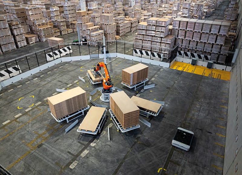 Formetal ha sviluppato una soluzione che combina un robot pallettizzatore e robot mobili autonomi.