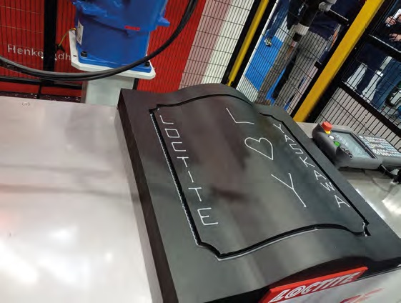 La combinazione del sistema di dosaggio volumetrico Henkel LOCTITE® e del robot Yaskawa migliora le operazioni di incollaggio, rendendole più rapide, efficienti e molto più precise, aumentando la qualità del prodotto finito henkel Anche l’incollaggio è robotizzato: la collaborazione tra Henkel e Yaskawa dosaggio robotizzato