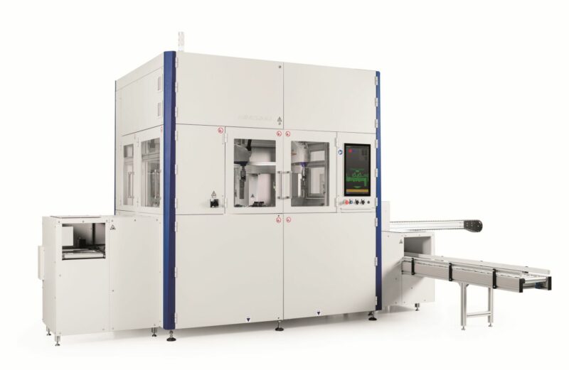 La macchina di Sinergo può essere configurata con più bracci robotici operanti in parallelo,
ottenendo cicli inferiori ai 2 secondi per singolo flacone.