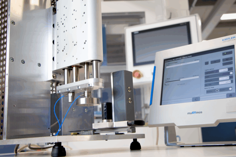 L'unione ad alta velocità incontra la misurazione precisa della forza: Kistler integra il collaudato modulo lineare LinMot con la tecnologia di misurazione della forza piezoelettrica e la compensazione automatica dell'accelerazione.