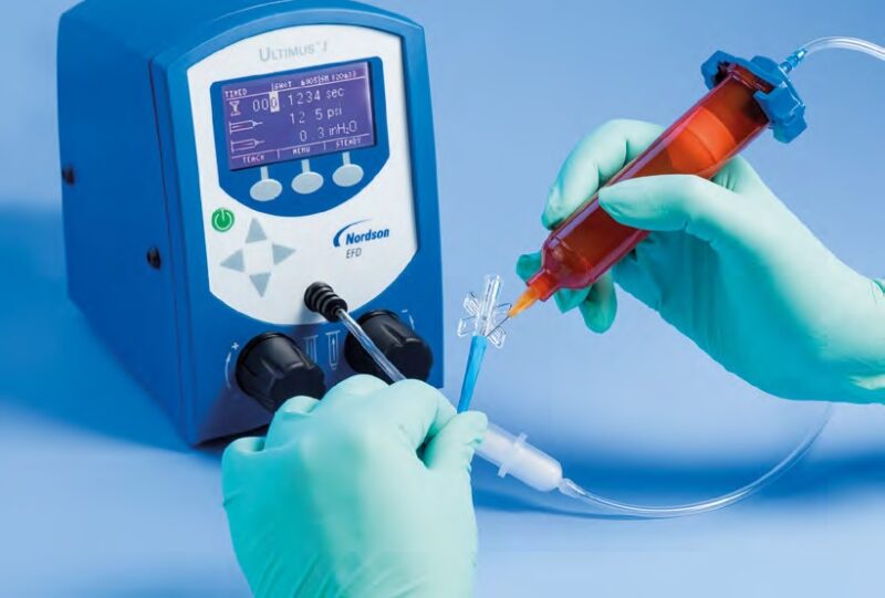 Molti produttori di dispositivi specialistici scelgono soluzioni di dosatura manuale per realizzare micro-depositi precisi e ripetibili su o tra superfici delicate. Queste soluzioni garantiscono prestazioni e purezza prive di contaminazione e statica, necessarie per l'assemblaggio di dispositivi medici.
