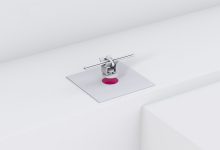 Elemento di fissaggio in plastica trasparente su DELO PHOTOBOND FB4151 fotoreticolante: soluzione di fissaggio leggera e conforme ai requisiti ritardanti di fiamma per interni aeronautici (Immagine: DELO) delo Böllhoff e DELO uniscono le proprie competenze per il settore aerospaziale 2026 02 delo Aircraft Onsert FB4151 illustration 220x150