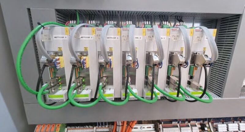 Bosch Rexroth ha fornito che le soluzioni di motion control.