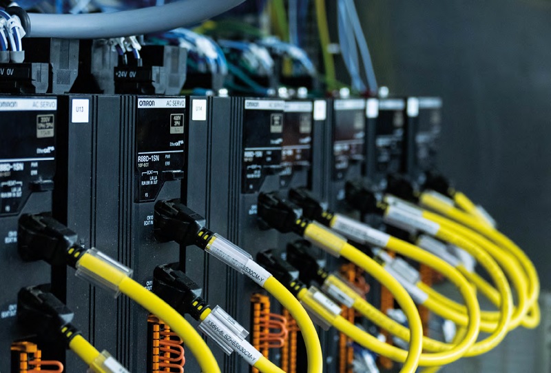 servoazionamenti_omron_maluka servoazionamenti_omron_maluka Il cuore tecnologico della macchina di Maluka è la piattaforma Sysmac di OMRON, una soluzione di automazione versatile e affidabile dotata di un machine controller. maluka Confezionare hamburger in modo affidabile: la collaborazione tra Maluka e OMRON servoazionamenti omron maluka