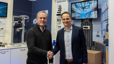 Stretta di mano tra Basler AG e Orbbec: Mike McSweeney, Vice President of Sales di Orbbec (a sinistra) e René von Fintel, Executive Director Business Management di Basler AG (a destra). basler Basler e Orbbec stringono una partnership tecnologica BAS 2603 Orbbec web RGB 390x220