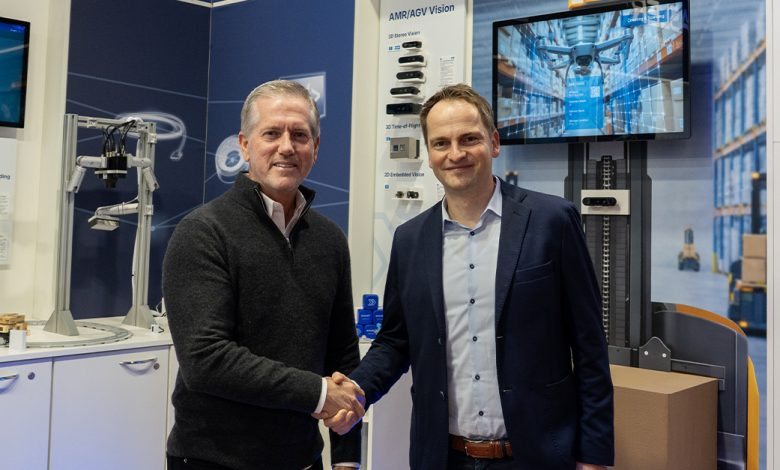 Stretta di mano tra Basler AG e Orbbec: Mike McSweeney, Vice President of Sales di Orbbec (a sinistra) e René von Fintel, Executive Director Business Management di Basler AG (a destra).