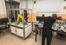 Fasi di sperimentazione nel laboratorio di Meccatronica dell’Istituto Salesiano Sant’Ambrogio di Milano. industria Scuola e industria insieme per i meccatronici del futuro 164 APE Salesiani Educationa 220x150