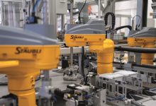Il design compatto di una linea così complessa era uno dei principali requisiti dei produttori di sensori di pressione degli pneumatici. mms Stäubli e MMS, processi complessi automatizzati in modo intelligente MMS staubli 220x150
