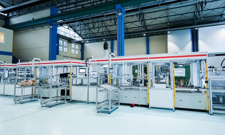 SAMAC ha realizzato per un cliente automotive una linea di assemblaggio per connettori ad alto voltaggio.