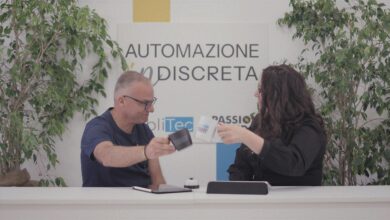 Marino Crippa di Miraitek brinda con Nicoletta Ghironi durante l’episodio di AUTOMAZIONE inDISCRETA che lo vede protagonista.