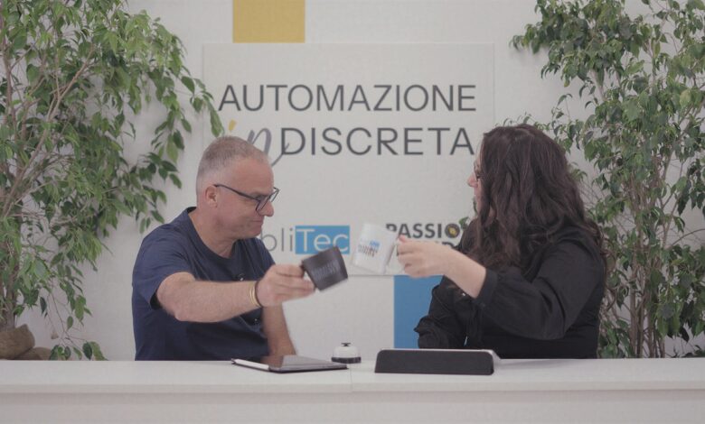 Marino Crippa di Miraitek brinda con Nicoletta Ghironi durante l’episodio di AUTOMAZIONE inDISCRETA che lo vede protagonista.