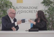 Fabio Gallerani di SICK con Nicoletta Ghironi durante l’episodio di AUTOMAZIONE inDISCRETA che lo vede protagonista.