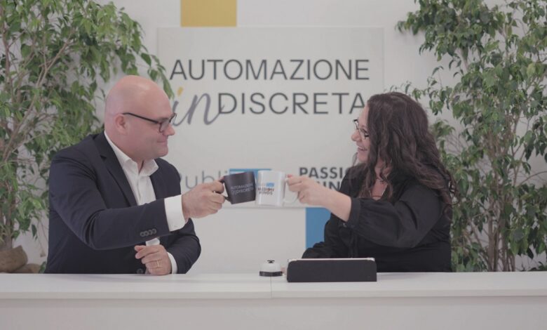Fabio Gallerani di SICK con Nicoletta Ghironi durante l’episodio di AUTOMAZIONE inDISCRETA che lo vede protagonista.