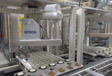 I robot spider RS4 di Epson, forniti da Sinta a SPM, si occupano del carico-scarico in uno spazio disponibile estremamente limitato.