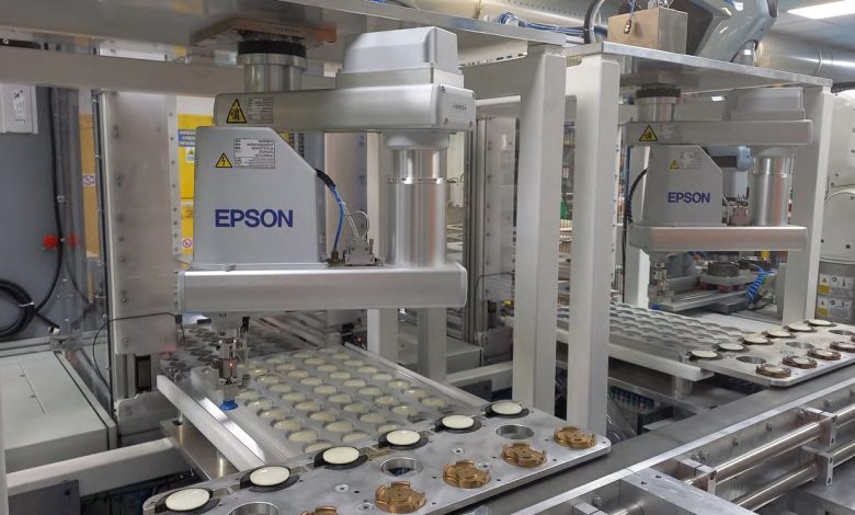 I robot spider RS4 di Epson, forniti da Sinta a SPM, si occupano del carico-scarico in uno spazio disponibile estremamente limitato.