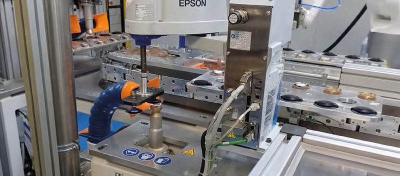Uno SCARA T3 Epson si occupa dell’handling nella fase di trattamento della lente.