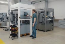 La nuova cella di pallettizzazione automatizzata a ingombro ridotto sviluppata da Robotronic in collaborazione con Mitsubishi Electric è progettata per aiutare l’industria farmaceutica a superare le carenze record in tutta Europa. Fonte: Robotronic / Mitsubishi Electric