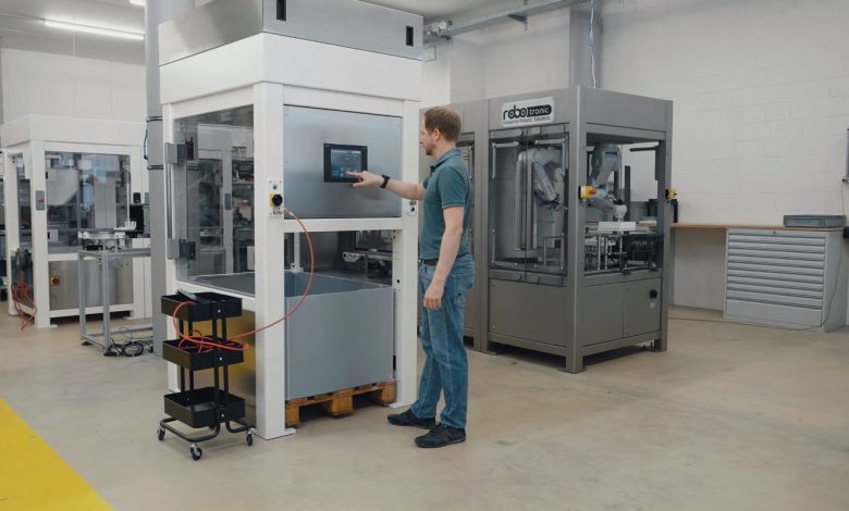 La nuova cella di pallettizzazione automatizzata a ingombro ridotto sviluppata da Robotronic in collaborazione con Mitsubishi Electric è progettata per aiutare l’industria farmaceutica a superare le carenze record in tutta Europa. Fonte: Robotronic / Mitsubishi Electric