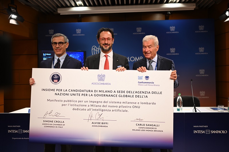 Firma del Manifesto pubblico per la creazione a Milano dell’agenzia Onu per la governance dell’IA con (da sinistra,)Simone Crolla, Alvise Biffi, Carlo Sangalli.
