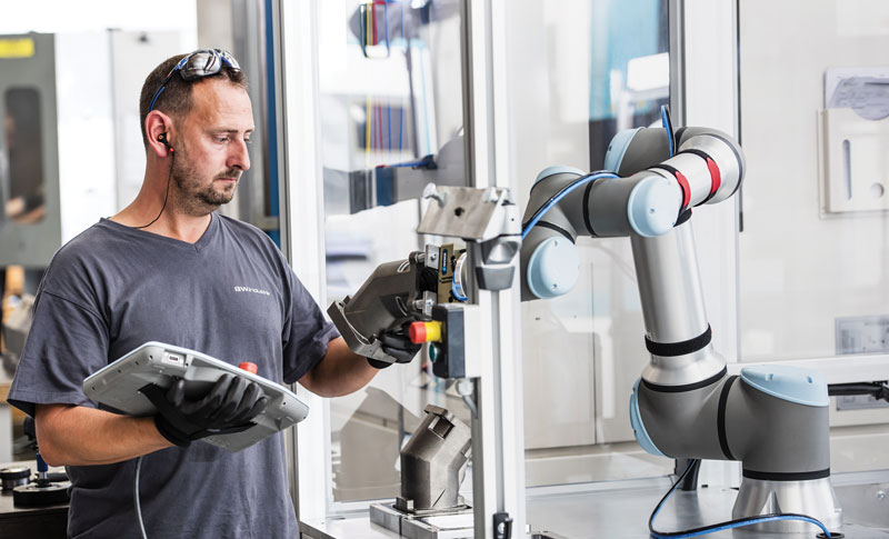Un cobot nello stabilimento Ford in Romania.