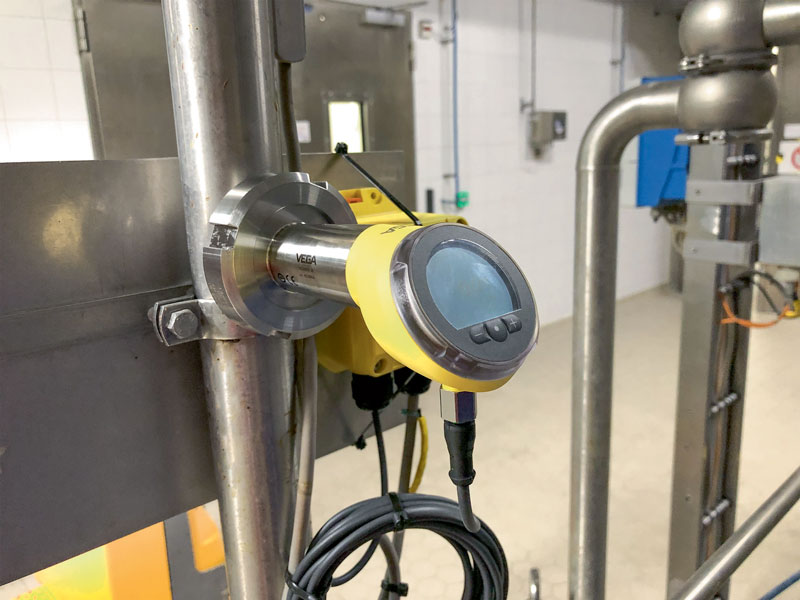 VEGABAR 38 immediately detects any increase in pressure in the emulsion line. pressione Pressure: in the Food sector the Emulsion Is monitored 1 3