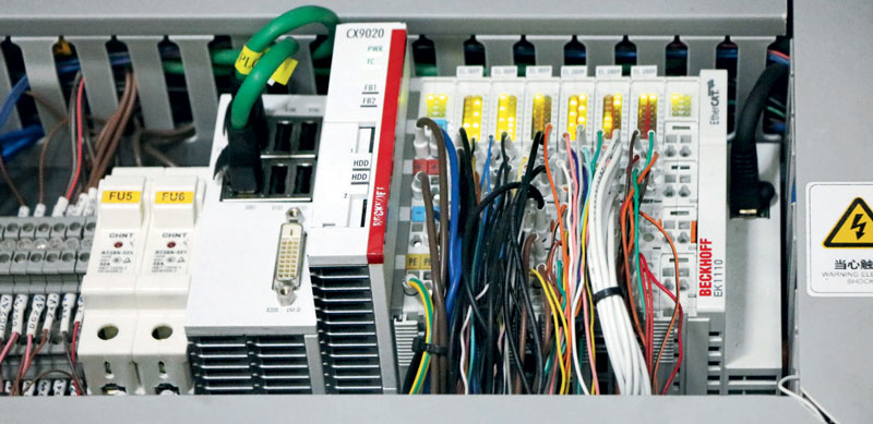 Il CX9020 Embedded PC che controlla il magazzino intelligente.