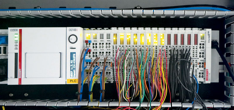 CX2030 Embedded PC (a sinistra), il controller principale per la linea di produzione automatizzata.