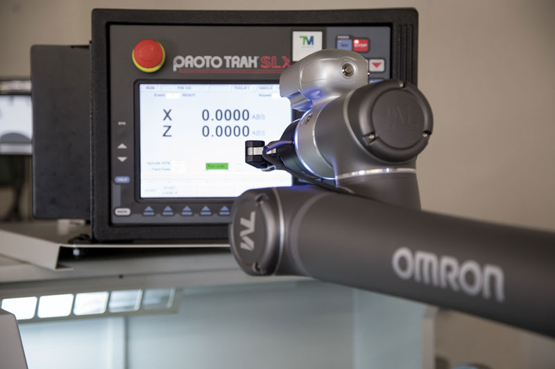 Il cobot sta controllando il monitor con la telecamera. Il cobot sta controllando il monitor con la telecamera.