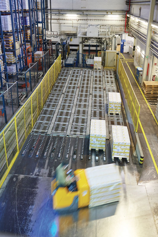 I carrelli elevatori bassi raccolgono i pallet per caricarli sui carrelli merci. I carrelli elevatori bassi raccolgono i pallet per caricarli sui carrelli merci.