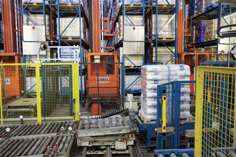 Il trasportatore viene caricato con i pallet da un trasportatore trasversale. Il trasportatore viene caricato con i pallet da un trasportatore trasversale.