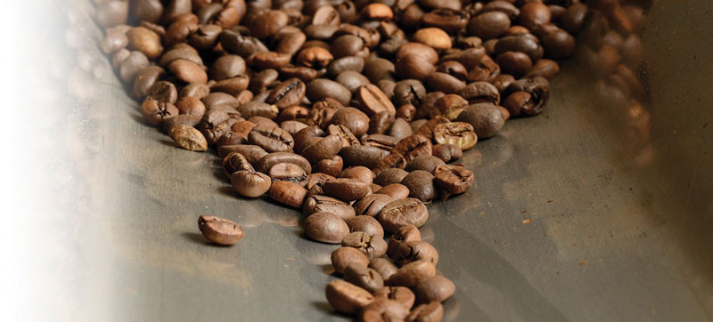 Fra i chicchi di caffè è necessario eliminare corpi estranei. Fra i chicchi di caffè è necessario eliminare corpi estranei.