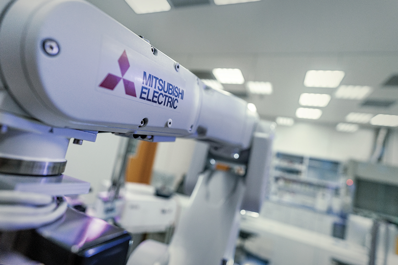 Il robot Mitsubishi Electric dispone di un braccio a lunga portata e strumenti a controllo robotico.