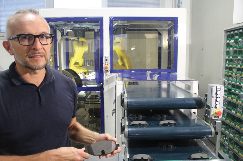 Franco Filippi, CEO di EPF (sullo sfondo Smart Feeder che utilizza S7 1500 TM NPU).