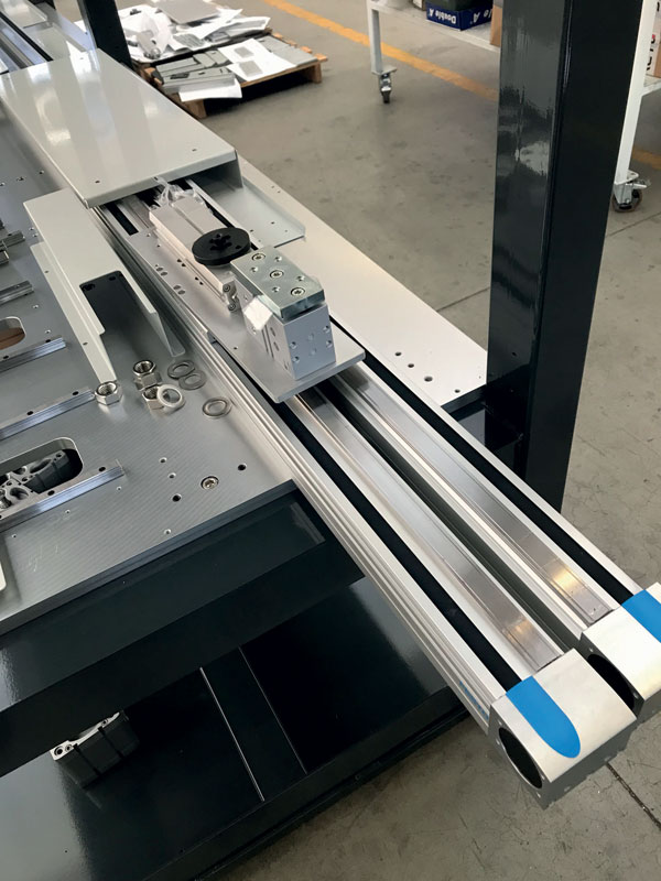 Velocità, ripetibilità di precisione e posizionamento sono le richieste per chi produce batterie.