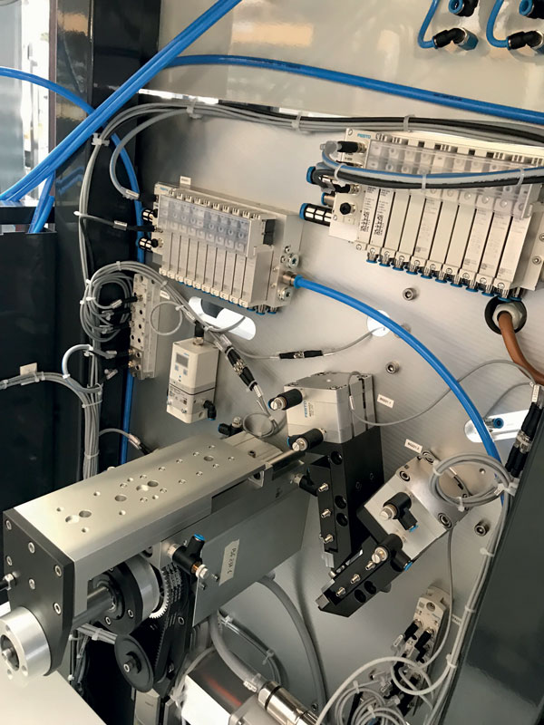 Nelle macchine di Digatron Systems c’è sia la pneumatica tradizionale che l’automazione elettrica.