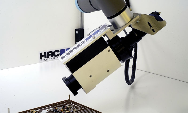 ll cobot ha una camera alla sua estremità, che coglie gli aspetti della scheda da analizzare.