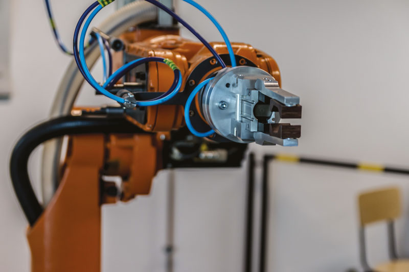 I cobot non sostituiscono gli opertori come i robot, ma ne aumentano le potenzialità.