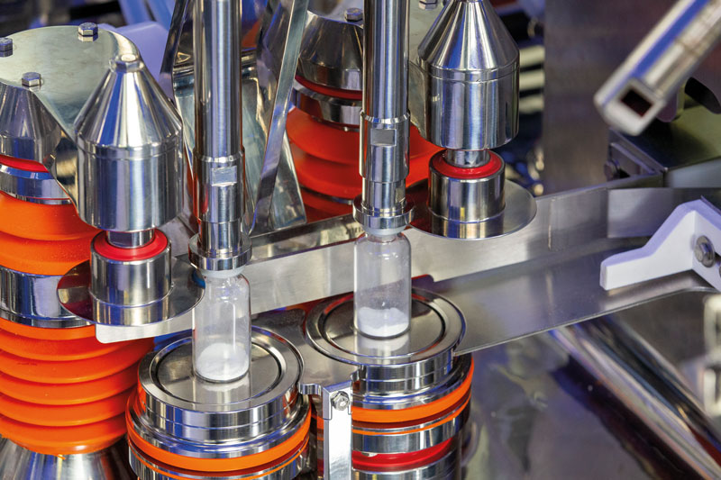 La tappatura dei flaconi di vetro sulla macchina MicroRobot 50.