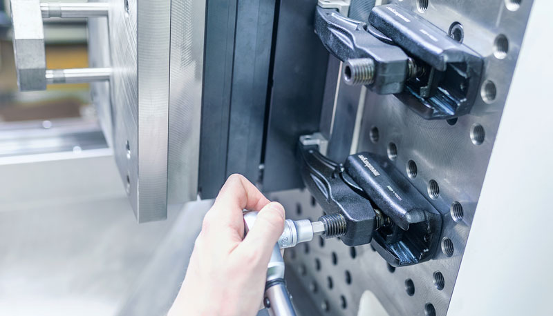 Attrezzo di staffaggio per lo stampaggio ad iniezione