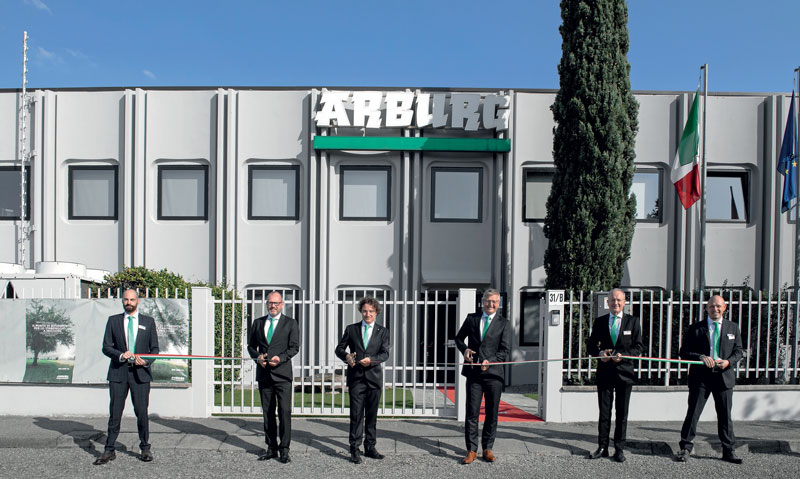 La cerimonia di inaugurazione della nuova sede della filiale italiana Arburg a Peschiera Borromeo (MI). Guido Frohnhaus (secondo da sinistra), Amministratore Delegato Tecnologia e Ingegneria Arburg; Raffaele Abbruzzetti (terzo da sinistra), Direttore Generale Arburg Italia; Gerhard Böhm (quarto da sinistra), Amministratore Delegato Vendite Arburg e Stephan Doehler (quinto da sinistra), Direttore Vendite Europeo Arburg mentre tagliano il nastro.