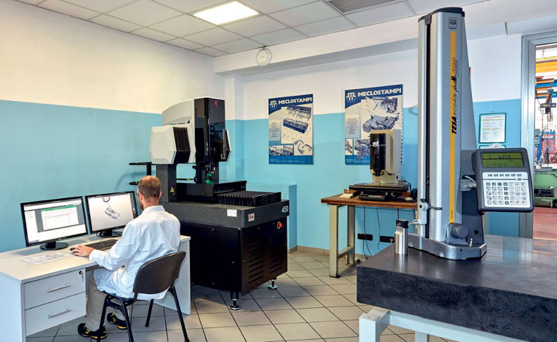 Il Reparto Qualità è dotato di macchine di misura tridimensionali, sia ottiche che a contatto, scanner 3D, nonché strumenti per il controllo delle caratteristiche fisiche/meccaniche dei materiali e per la verifica dei trattamenti superficiali.