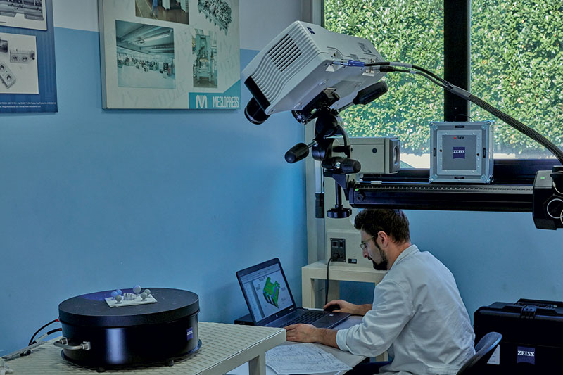 Il Reparto Qualità è dotato di macchine di misura tridimensionali, sia ottiche che a contatto, scanner 3D, nonché strumenti per il controllo delle caratteristiche fisiche/meccaniche dei materiali e per la verifica dei trattamenti superficiali.