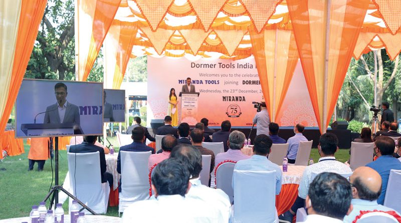 I dipendenti riuniti all’evento di inaugurazione di Dormer Pramet presso la principale unità di produzione Miranda Tools ad Ankleshwar, in India.