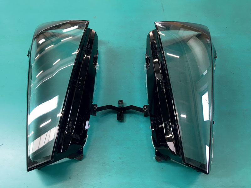 Lente esterna anteriore stampata in bi-materiale per il settore automotive.